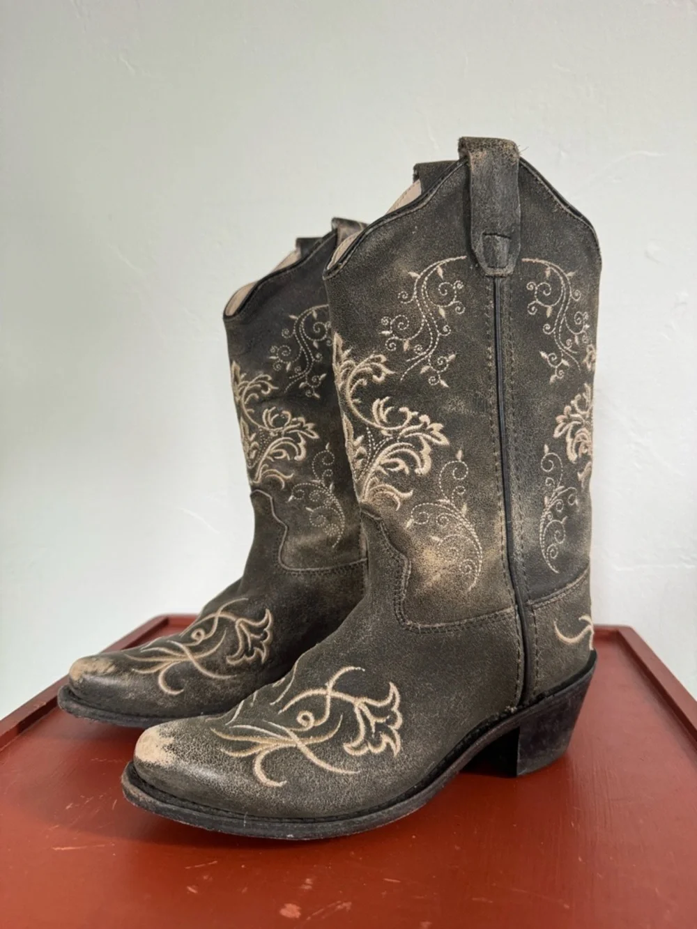 Old West Charcoal Snip Toe Western Boot Embroidered Distressed Pull On 1.0-D